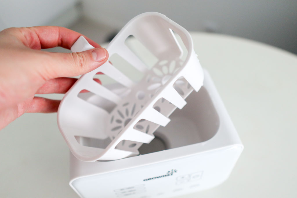 A photo of the Grownsy 8-in-1 Bottle Warmer's anti-scald basket.